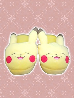 ｐｏｋeｍｏｎｌｉｆｅ ｗｉｔｈ ｐｉｋａｃｈｕ ぬいぐるみスリッパ ピカチュウ ｂ ピカチュウｂ オンラインクレーンゲーム トレバ